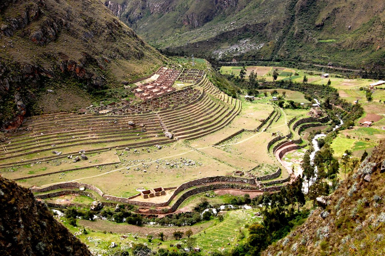 DIA 1 : CUSCO (3,300 m.) – KM. 82 – WAYLLAMBA